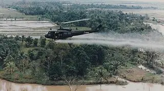 Amerykański śmigłowiec rozpyla Agent Orange