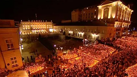 Krakowskie Przedmieście zamieniło się w morze zniczy i kwiatów (wideo archiwalne)