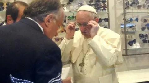 Papież u optyka kupuje nowe okulary