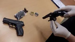 Policjanci zabezpieczyli rewolwer, pistolet na naboje CO2 oraz naboje