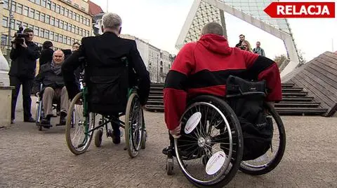 Kandydaci na wózkach. Sprawdzają, jak czuje się niepełnosprawny.
Relacja w tvn24.pl