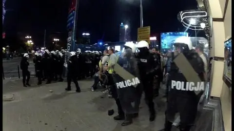 Tysiące policjantów wyszło na ulice, by nie dopuścić do starć między polskim a rosyjskim kibicami 