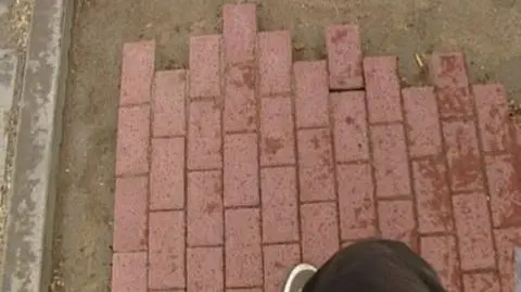 Na chodnik czekali 20 lat. Mieli go rok