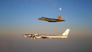 Archiwalne zdjęcie przechwycenia Tu-95 przez F-22 w pobliżu Alaski