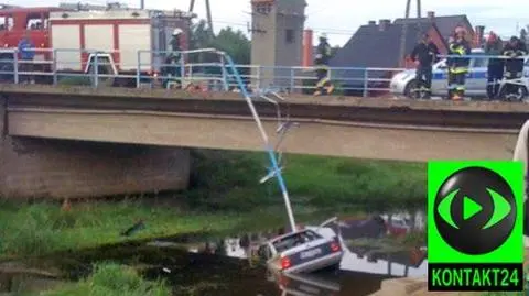 Pijany ściął barierki i spadł. Wiózł dziecko
