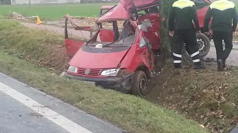 Zjechał z drogi i uderzył w drzewo. Dwie osoby nie żyją, dwie są ranne