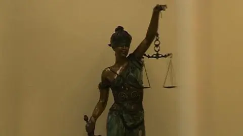 Peruki znikają z brytyjskich sądów