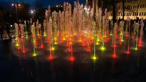 Muzyczna fontanna gra "Cosmopolis"