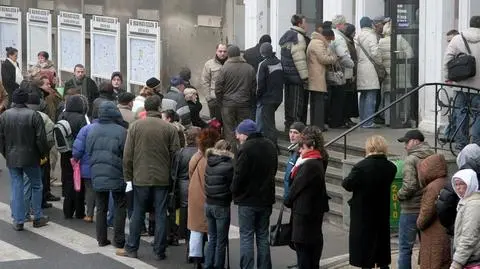 Wymiana dowodów: kolejki, krzyki, rękoczyny