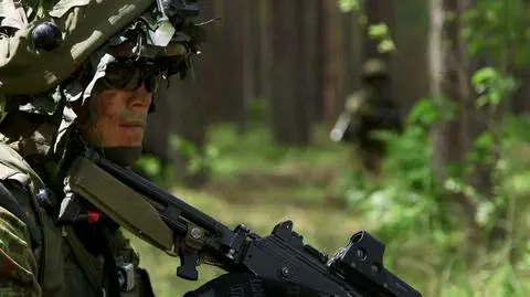 Ćwiczenia wojsk powietrzno-desantowych państw NATO na Litwie. Nagranie archiwalne 