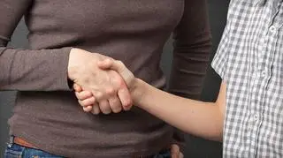 Syryjczycy odmówili uścisku dłoni kobiety