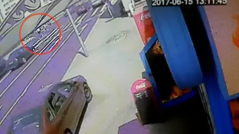 Przewrócili rowerzystkę. Uderzyła głową o krawężnik, walczy o życie