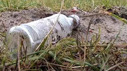 Matka leżała na trawie, obok płakało niemowlę