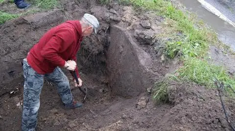 Radziecka cysterna pod drogą. Dokopali się