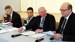 25.04 | Rodzina Olewników oskarża gdańską prokuraturę, prowadzącą śledztwo ws. porwania i zabójstwa Krzysztofa Olewnika, o nadużycia i manipulację. - Prokuratura chce z mojego brata zrobić przestępcę, mordercę np. ukraińskiej prostytutki. Tak być nie może - powiedziała siostra zamordowanego, Danuta Olewnik. Rodzina domaga się od śledczych przeprosin, sprostowania nieprawdziwych informacji o Krzysztofie Olewniku oraz wpłaty 600 tys. zł na fundację jego imienia. (TVN24)