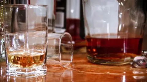 Podkarpackie. Po pijaku pojechał po alkohol. Wjechał w zaspę
