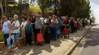 Kryzys finansowy nie ominął Antypodów. Dość przecież do tej pory zamożna Australia boleśnie odczuwa jego konsekwencje. Przed jednym z kościołów w Brisbane ustawiła się ponadsześciotysięczna kolejka po darmową żywność. (APTN)