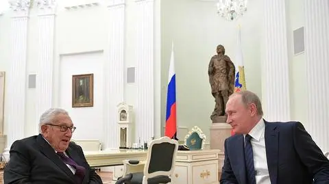 "Henry Kissinger jest jednym z niewielu Amerykanów, którzy spotykają się z prezydentem Rosji". Na nagraniu: spotkanie Kissingera z Putinem w 2005 roku