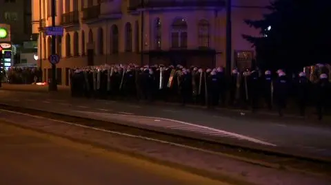W stronę policji poleciały kamienie