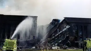 Niepublikowane dotąd zdjęcia z 11 września 2001 roku pokazujące zniszczenia po rozbiciu się porwanego samolotu na budynku Pentagonu