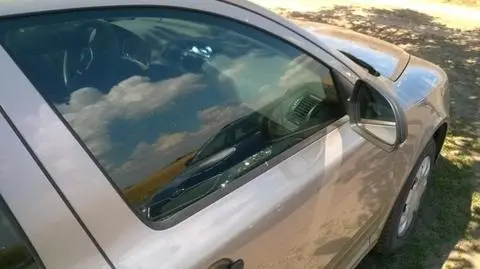 Policjanci uratowali 2-latkę uwięzioną w aucie. Rodzice poszli do baru