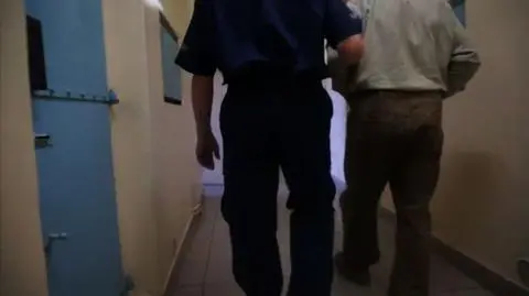 Kradł kostkę z budowy, wpadł z nielegalną bronią