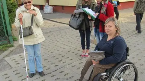 Niepełnosprawni szukają przeszkód na ulicach Gdyni

