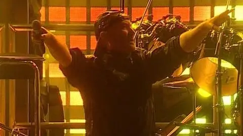 Genesis w strugach deszczu