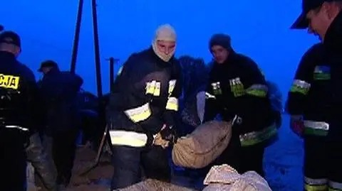Pęknięte wały, 300 strażaków, przez las do Mierzei