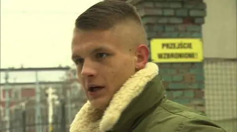 W wieku 17 lat miał być pobity w radiowozie. Policjanci teraz stanęli przed sądem, ale nadal pracują