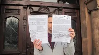 Franciszek Sterczewski prezentuje ankietę jaka trafiła do mieszkańców ulicy
