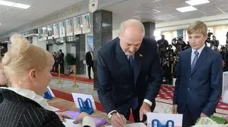 Prezydent Alaksandr Łukaszenka w lokalu wyborczym 