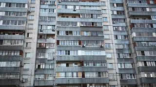 Rosjanin spadł z 8. piętra na zaparkowany samochód
