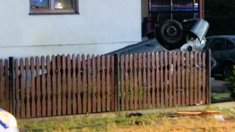 Samochód z nastolatkami wjechał w płot.
Trzy osoby nie żyją, dwie są ranne