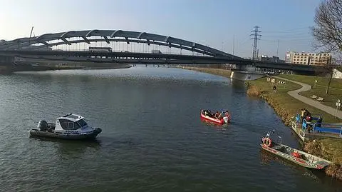 Strażacy podczas poszukiwań używają sonaru