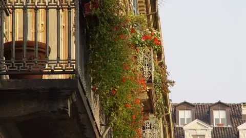 3-latek na balkonie na 6. piętrze, ojciec z promilami. "Wychylał się przez barierkę"