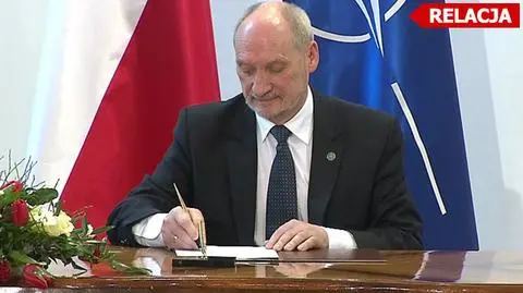 Antoni Macierewicz podczas podpisywania dokumentu wznawiającego działalność komisji smoleńskiej