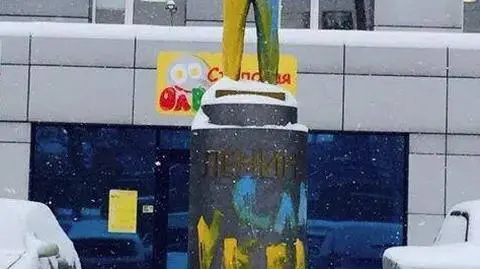 Pomnik Lenina w ukraińskich barwach