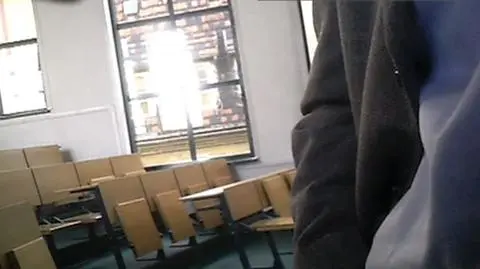 Profesor zachęcał do kupna książki w zamian za zdanie egzaminu