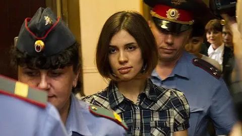 Nadieżda Tołokonnikowa w asyście strażników idzie na salę sądową