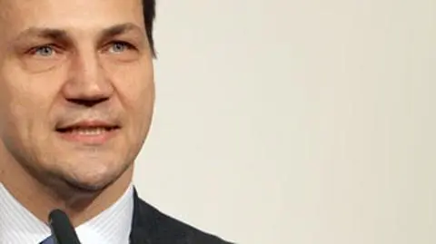 Sikorski "politycznym karłem u nogawki"