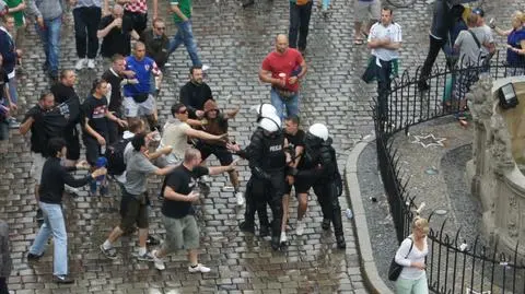 Krzesła, race, butelki. Burda na Rynku