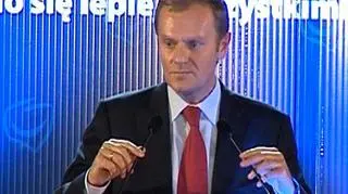 Donald Tusk kontynuuje kampanię PO dotyczącą polskich dróg. Na konwencji Platformy w Poznaniu grzmiał: - Typowa polska droga jest naznaczona co kilka kilometrów krzyżami, a jazda po niej przypomina rosyjską ruletkę! Lider PO uderzył też bezpośrednio w premiera: - Utrudnić ludziom życie do maksimum, a na końcu ich skontrolować wszystkich bez wyjątku. To jest filozofia PiS. Tylko facet, który nie ma prawa jazdy, może wydawać pieniądze na fotoradary, a nie na drogi - mówił Tusk, nawiązując do informacji o tym, że premier Jarosław Kaczyński nie ma prawa jazdy. (TVN24)