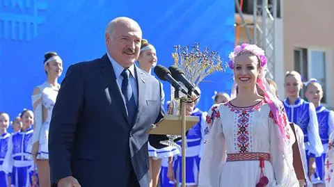 Prezydent Łukaszenka zbiera arbuzy. Nagranie z 30 sierpnia 