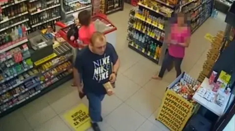 Rozlewał alkohol po ołtarzu. Poznajesz tego mężczyznę?