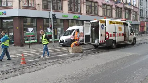 Wrocław: ta sama awaria po raz drugi, tramwaje znów jeździły objazdami.
Pasażerowie: "Kiepski film"