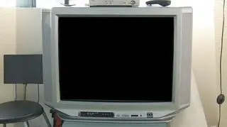 Telewizor wylądował na ulicy