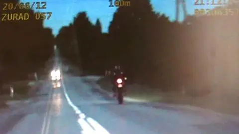 135 km/h na motorze i 33 punkty karne