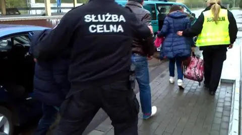 W schowkach na bagaże, płacąc tysiące dolarów. Coraz więcej nielegalnych imigrantów jedzie do Polski