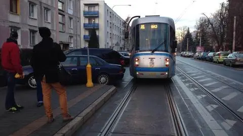 Zaparkował na torowisku, zablokował drogę tramwajom